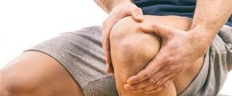 Крем Hondrostrong наносится на проблемные зоны.